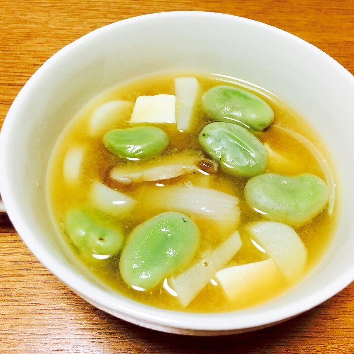 そら豆と玉ねぎと豆腐の味噌汁